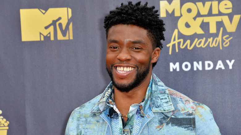 Chadwick Boseman sourit aux MTV Movie and TV Awards 2018 