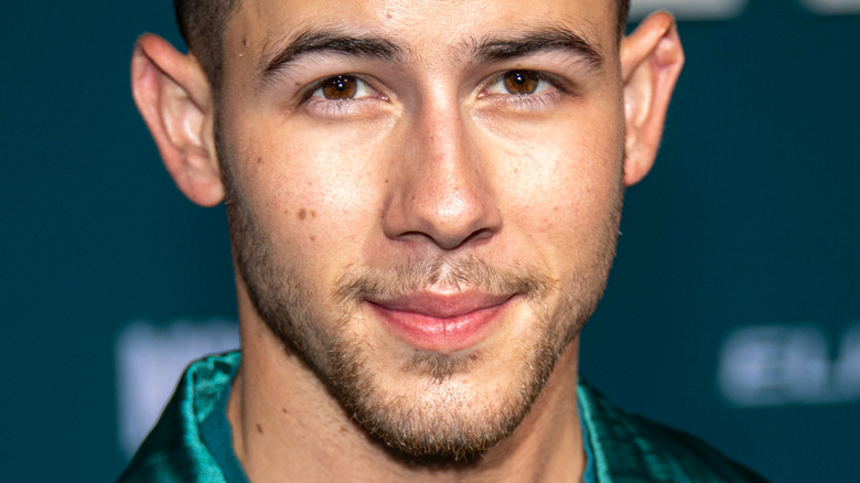 Nick Jonas sur le tapis rouge