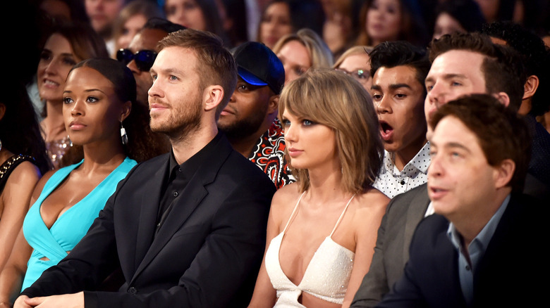 Calvin Harris et Taylor Swift assis ensemble