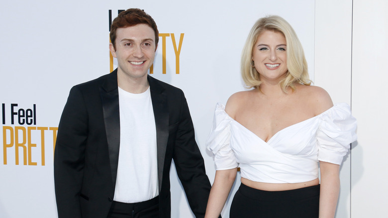 Daryl Sabara et Meghan Trainor souriant