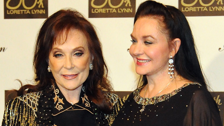 Loretta Lynn et Crystal Gayle posant