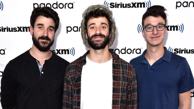 AJR posant sur le tapis rouge