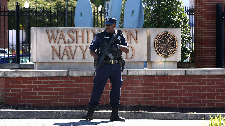 Agent de police qui monte la garde au Washington Navy Yard en 2013