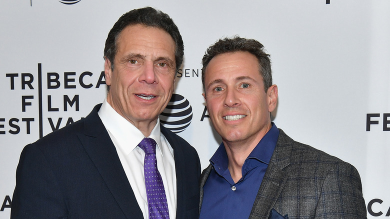 Andrew Cuomo et Chris Cuomo posant ensemble