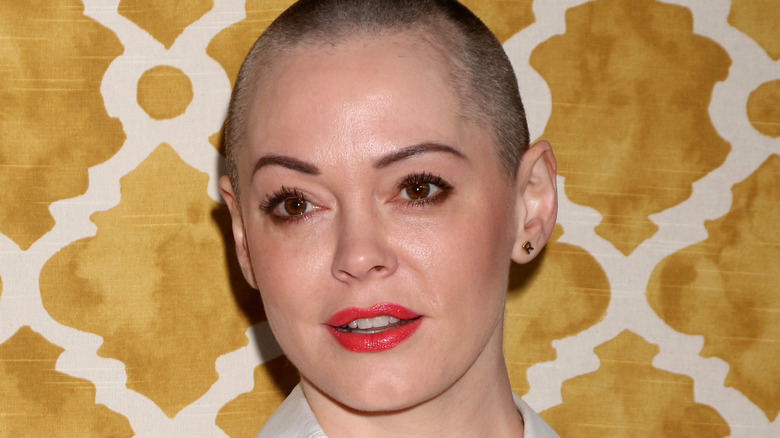 Rose McGowan avec le crâne rasé 