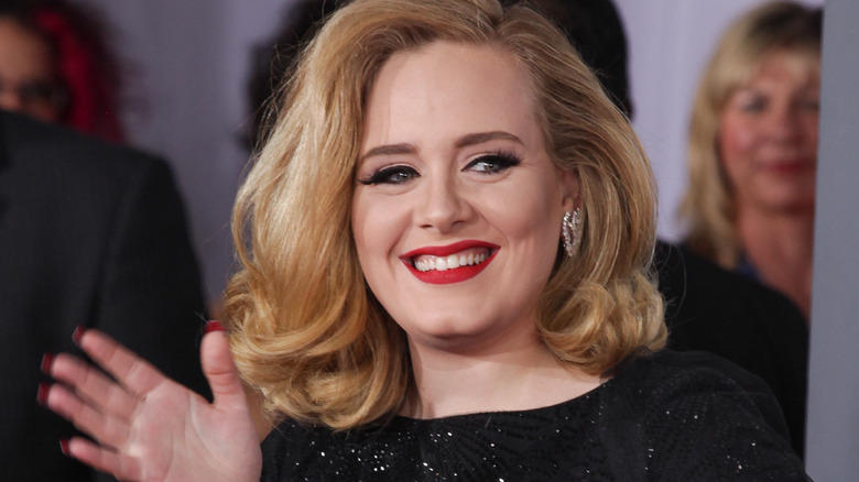 Adele souriant et agitant