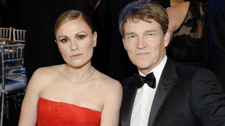 Anna Paquin et Stephen Moyer assis à l'événement avec des expressions sérieuses