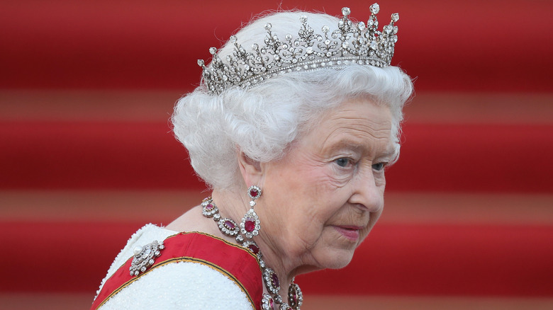 Couronne de la reine Elizabeth grave