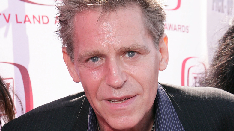 Jeff Conaway regardant la caméra