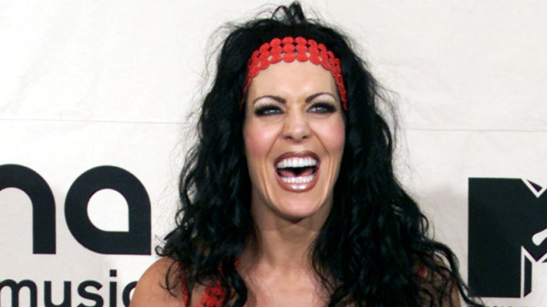 Joanie Lauer aka Chyna avec la bouche ouverte et souriant