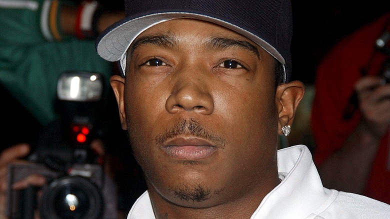 Ja Rule debout