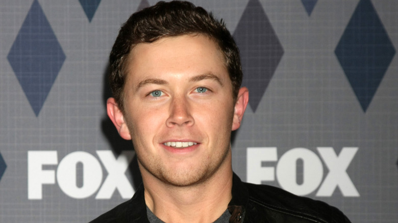 Scotty McCreery debout