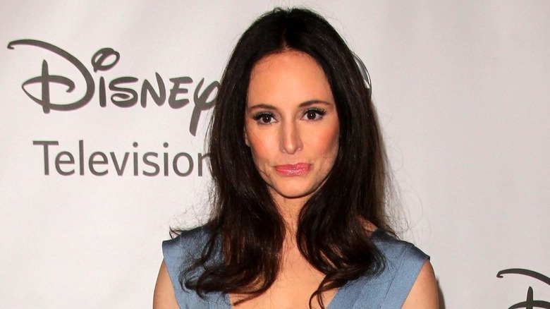 Madeleine Stowe debout