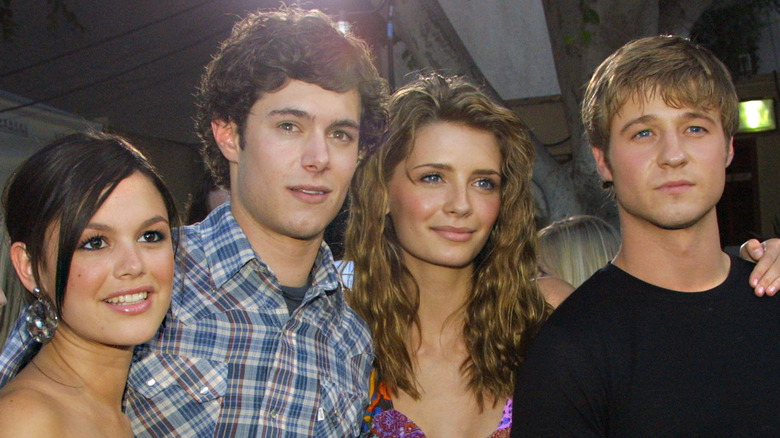 Rachel Bilson, Adam Brody, Mischa Barton et Ben McKenzie posent