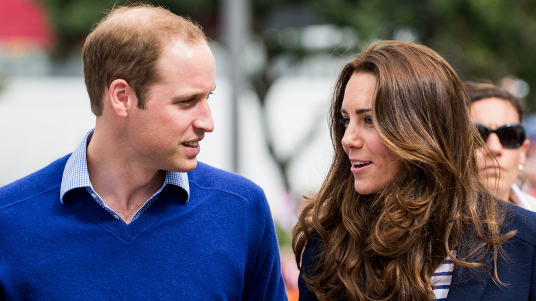 Le prince William et Kate Middleton discutent