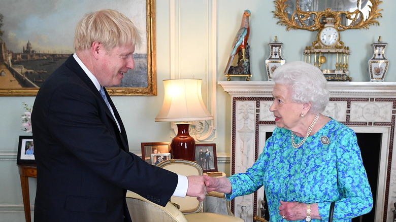 Boris Johnson serre la main de la reine Elizabeth 