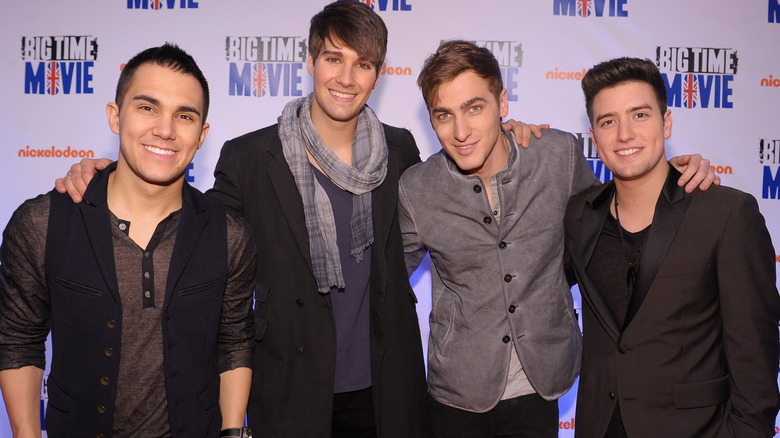 Big Time Rush sourire à la caméra