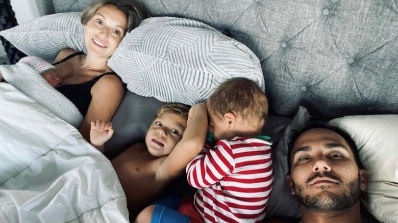 La famille PenaVega au lit