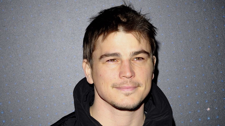 Josh Hartnett dans une veste noire