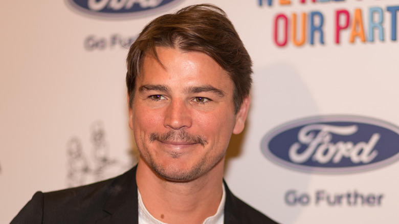 Josh Hartnett dans une chemise à col club