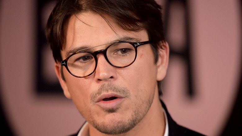 Josh Hartnett dans des verres ronds