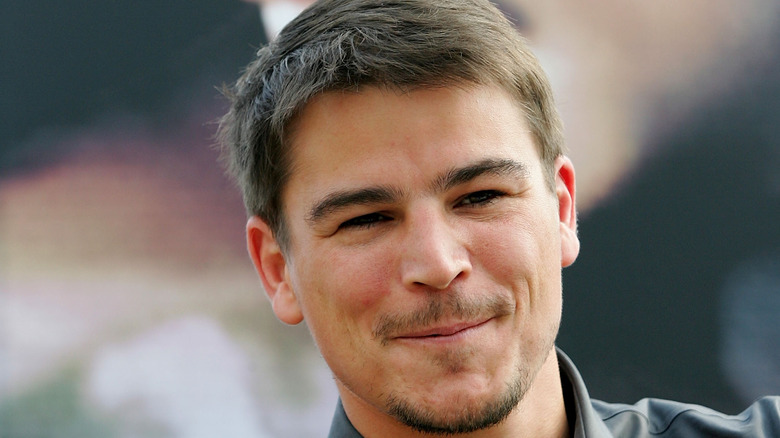 Josh Hartnett avec un sourire narquois