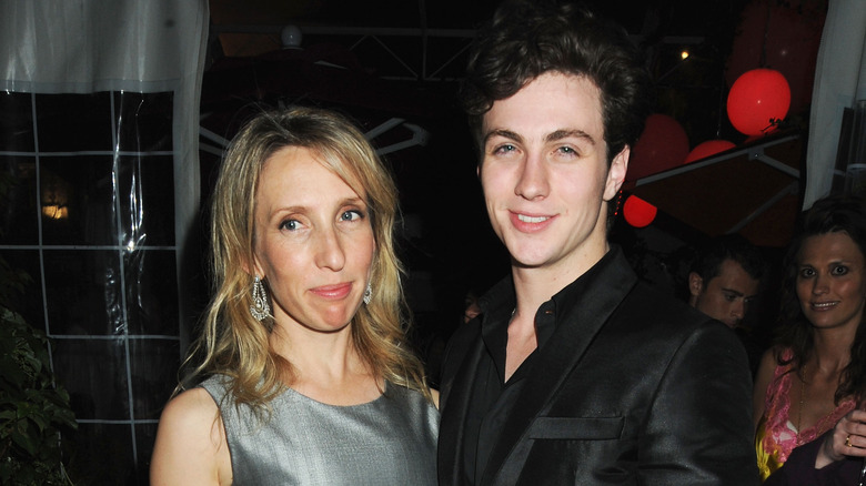 Sam et Aaron Taylor-Johnson embrassant 