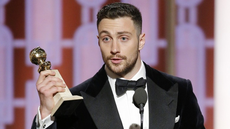 Aaron Taylor-Johnson tenant son trophée Golden Globe