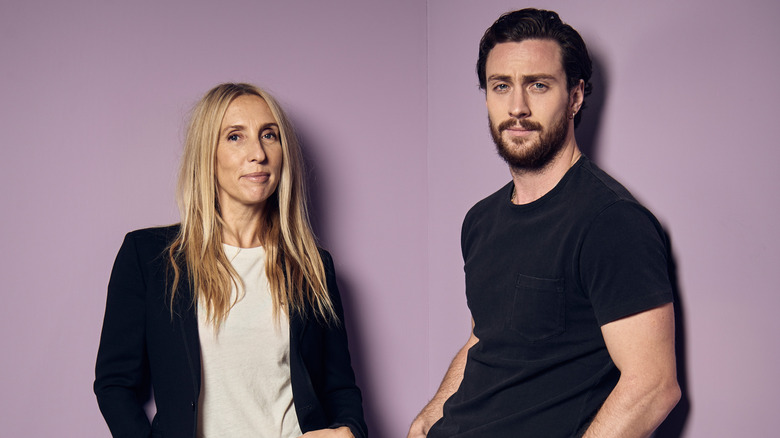 Sam et Aaron Taylor-Johnson posent pour un portrait 