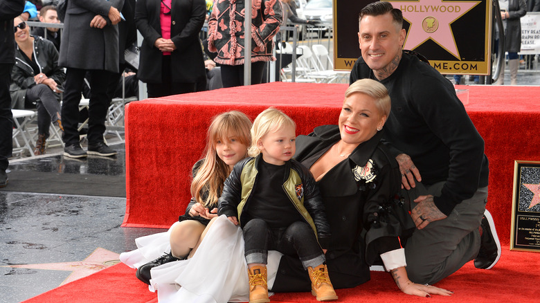 Pink, Carey Hart et leurs enfants souriants