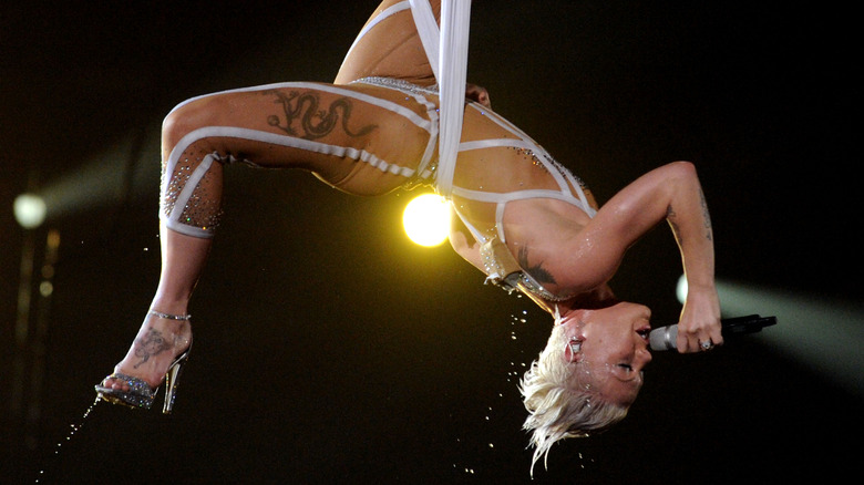 Pink se produisant dans les airs aux Grammy Awards