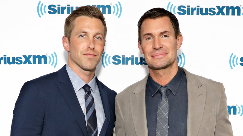 Jeff Lewis et Gage Edward posant lors d'un événement 