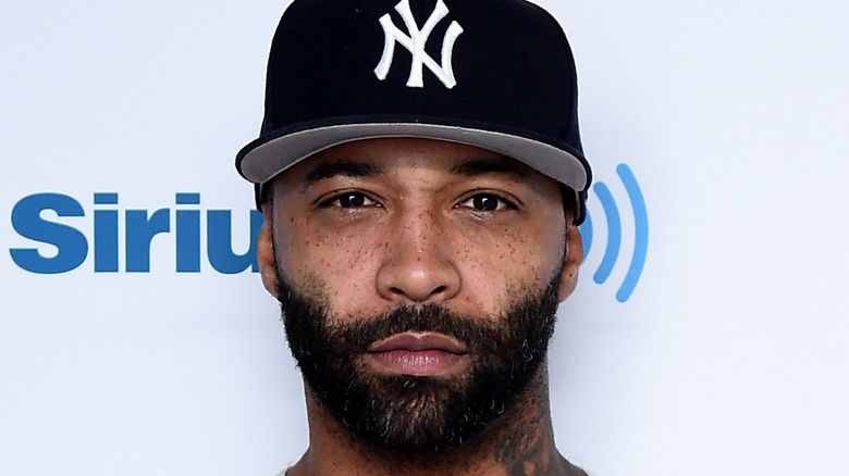 Joe Budden regardant la caméra avec une expression sérieuse