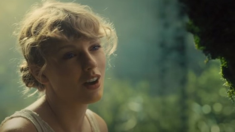 Taylor Swift dans le clip de "Cardigan"