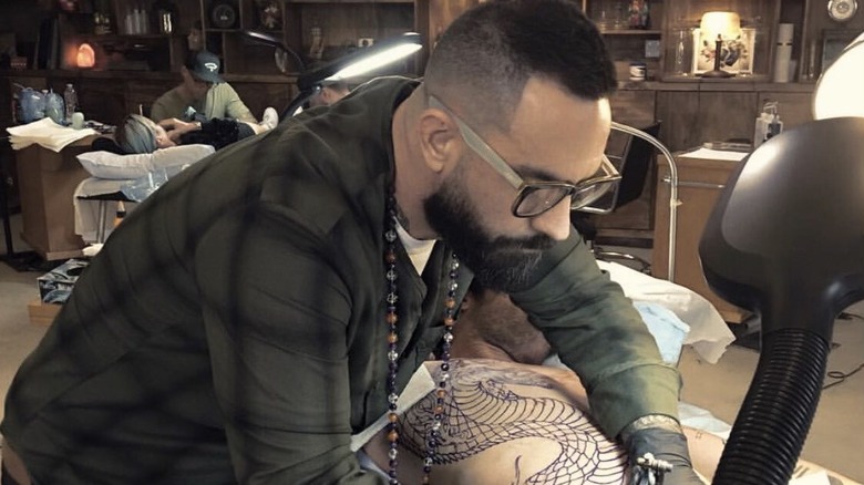 Chris Núñez fait un tatouage