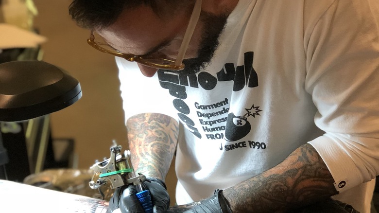 Chris Núñez fait un tatouage