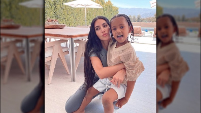 Kim Kardashian et Saint West posant pour une photo