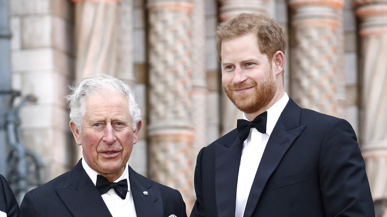 Le prince Charles et le prince Harry en smokings