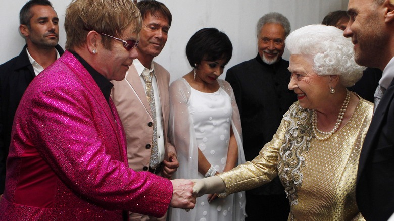 Elton John serre la main de la reine Elizabeth