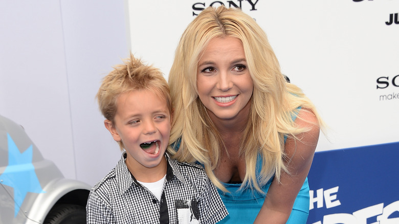 Sean Federline posant avec maman Britney Spears