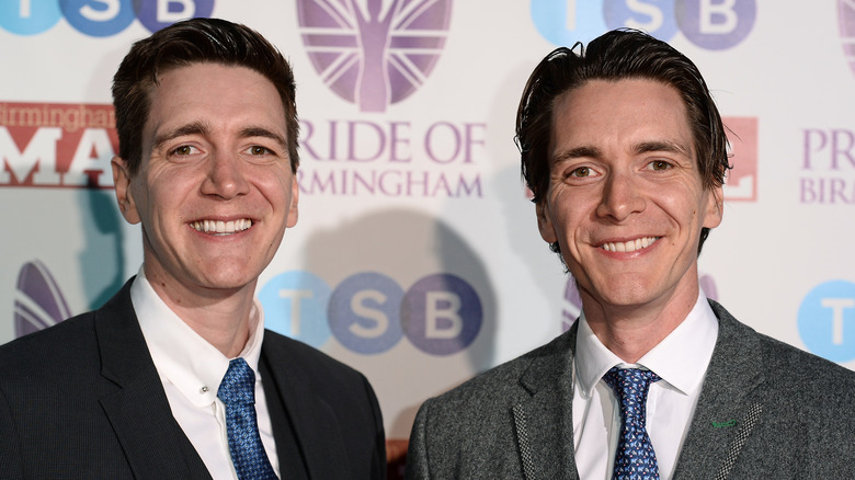 James et Oliver Phelps souriant