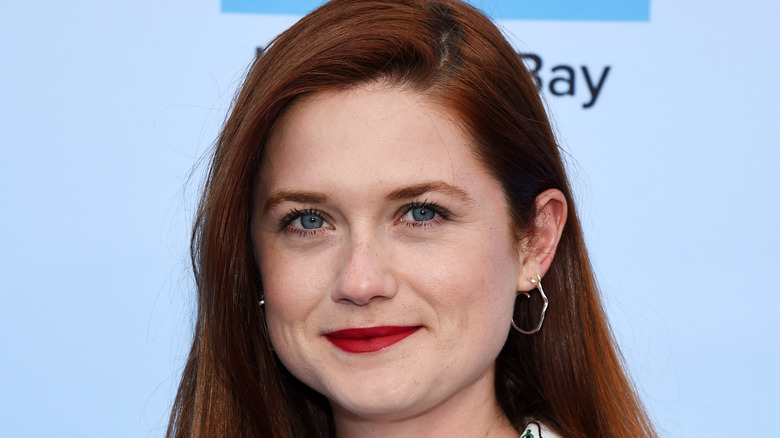 Bonnie Wright avec un sourire narquois