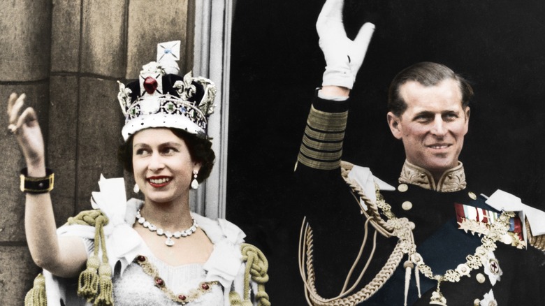 La reine Elizabeth et le prince Philip agitant