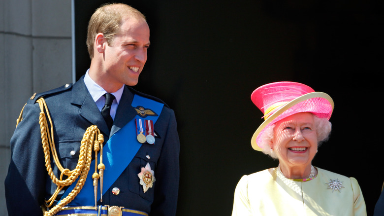 La reine Elizabeth et le prince William souriant