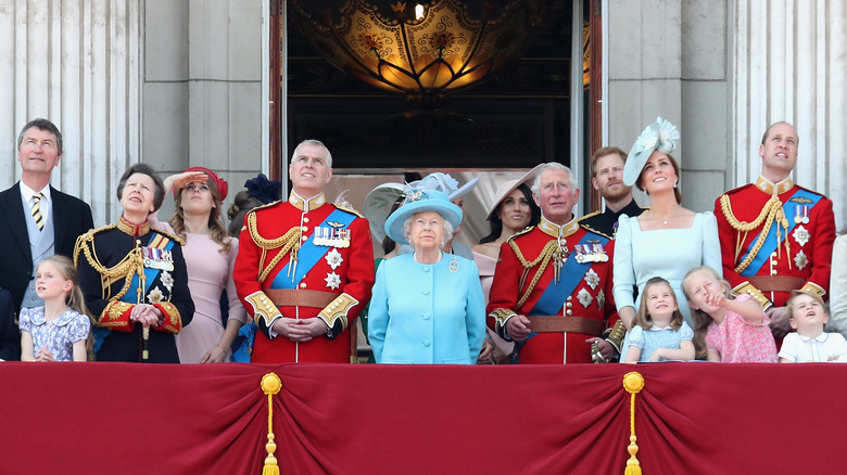 La famille royale sur le balcon du palais de Buckingham, regardant vers le haut 