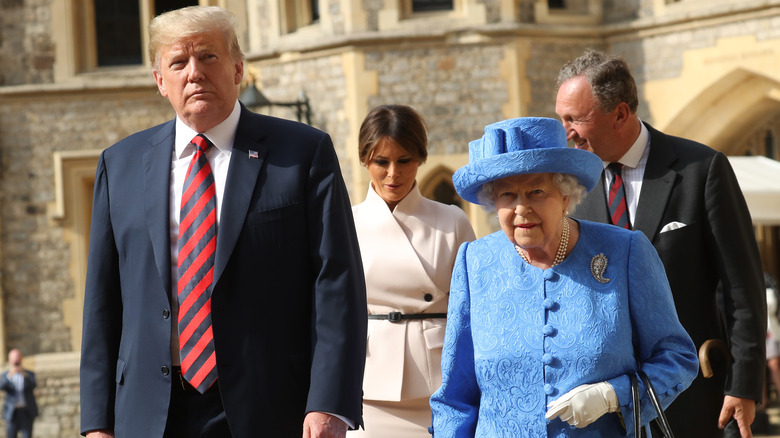 Donald Trump, Melania Trump et la reine Elizabeth II marchent