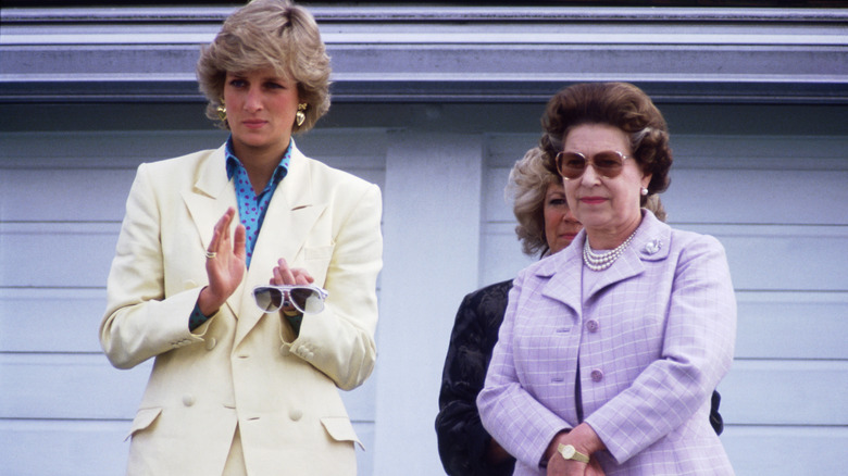 La princesse Diana et la reine Elizabeth, toutes deux sévères