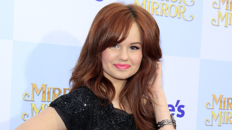 Debby Ryan souriant 