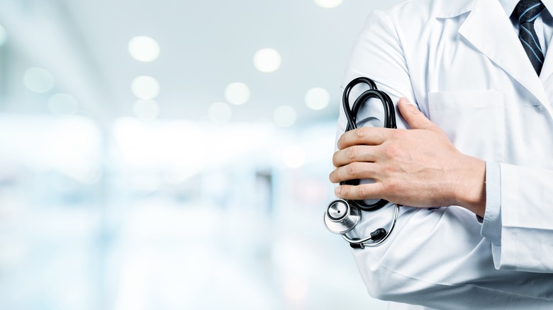 image de médecin générique avec blouse de laboratoire