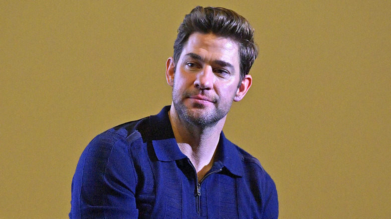 John Krasinski sourit et incline la tête